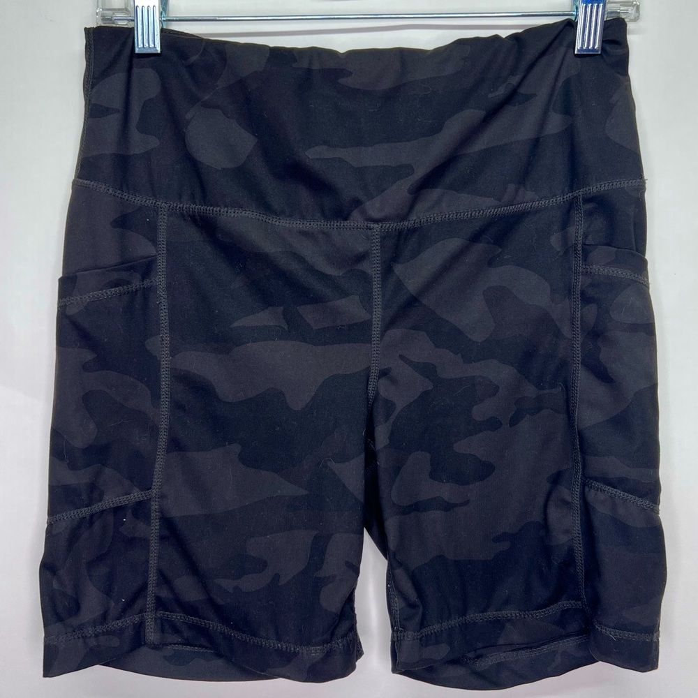90 degree Women’s Workout athletic yoga shorts camouflage size Large